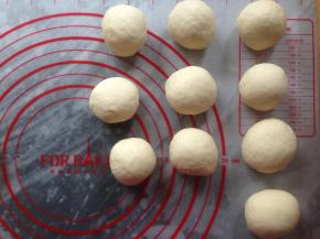 面团取出排气，分成10份，每份大概是44克左右。盖保鲜膜静置20分钟