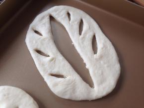 然后将裂口撑开，摆放在不粘烤盘上