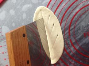 用刮板在上面刮几刀