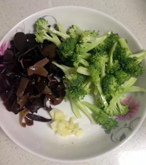 准备好所有材料。（木耳提前泡发，西兰花切小朵，大蒜切碎）