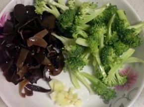 准备好所有材料。（木耳提前泡发，西兰花切小朵，大蒜切碎）