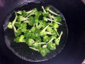 先把西兰花焯水，捞出沥干备用。