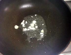 起油锅，把大蒜放入