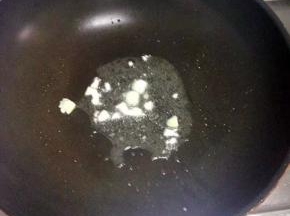 起油锅，把大蒜放入