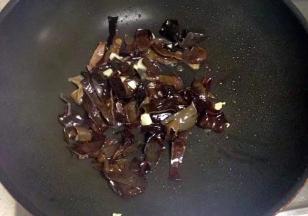蒜炒香后，加入木耳翻炒