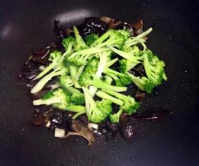 然后加入西兰花煸炒