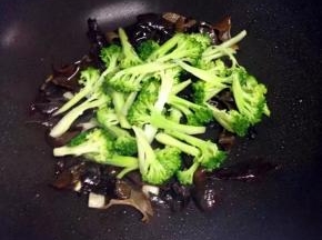 然后加入西兰花煸炒