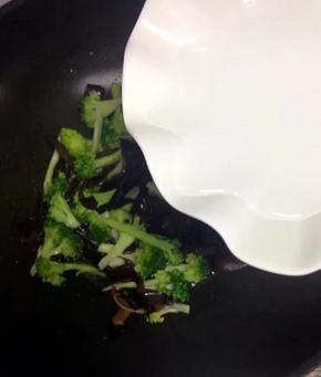 加入少许水煮一小会