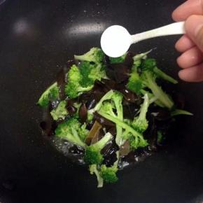 最后加盐调味即可。