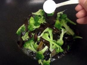 最后加盐调味即可。