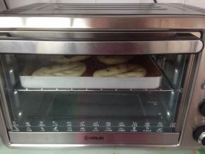 撒上奶酪粉，上火200度，下火220度，放东菱K30A烤箱下层烘烤13分钟，再移到中层烘烤2分钟。