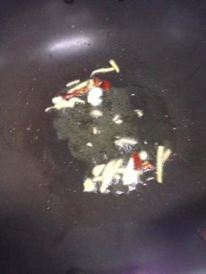 起油锅，把姜、蒜、辣椒倒入。