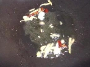 起油锅，把姜、蒜、辣椒倒入。