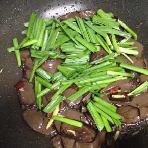 炒变色后，加入切好的韭菜翻炒