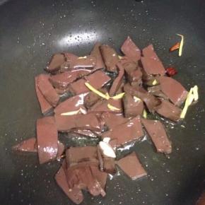 爆香后把猪血到入翻炒。