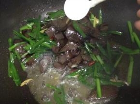 最后加入盐调味即可