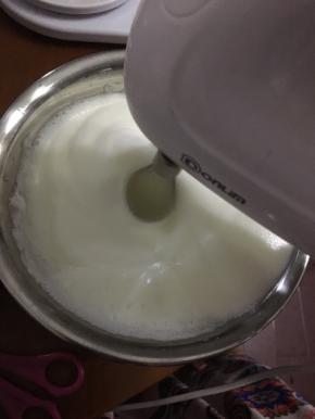 打发蛋白，先打出大泡，加入三分之一糖，继续打，打到较稠，较细腻泡，再加三分之一糖，继续打，出现纹路的时候加剩下的糖，打到电动搅拌器拔起出现短小直立尖角就可以了