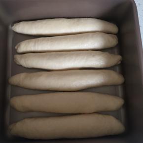 9:均匀的把面团放入模具，盖保鲜膜室温发酵至两倍大。（天气凉快可以放烤箱发酵）