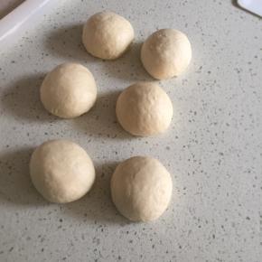 6:把面团分成6份，盖保鲜膜醒发10分钟