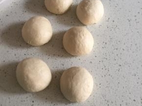 6:把面团分成6份，盖保鲜膜醒发10分钟