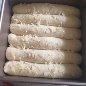 10:发酵至两倍大以后，涂上全蛋液，然后撒上杏仁片。