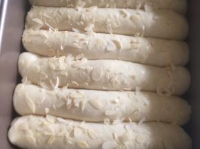 10:发酵至两倍大以后，涂上全蛋液，然后撒上杏仁片。