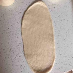 7:醒发好的面团，擀成椭圆形