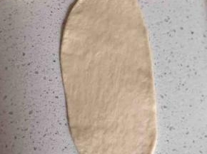 7:醒发好的面团，擀成椭圆形