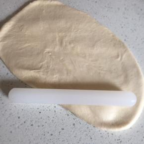 5:取出面团，用擀面杖排气