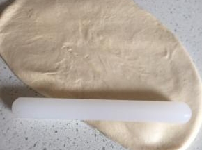 5:取出面团，用擀面杖排气