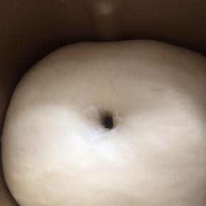 4:大概50分钟左右，手指沾面粉，往中间戳洞，不回就是好了。