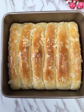 11:烤箱165度预热，然后放入面包，165度烤30分钟，上色要及时加盖锡纸。