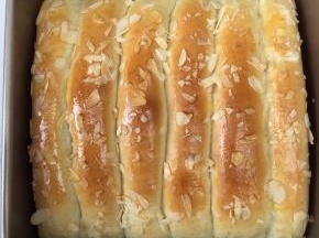 11:烤箱165度预热，然后放入面包，165度烤30分钟，上色要及时加盖锡纸。