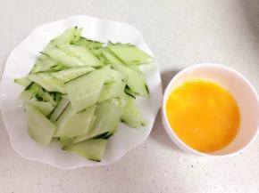 先把所有材料备用好。（青瓜去皮切成菱角形状，鸡蛋打到碗里加少许盐拌匀）