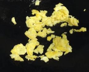 起油锅，下鸡蛋液。然后盛出备用