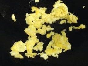 起油锅，下鸡蛋液。然后盛出备用