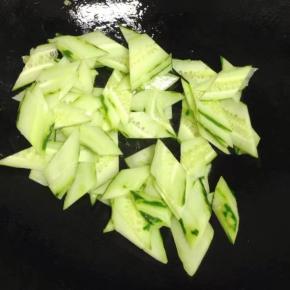 锅里倒少许油，加入切好的青瓜翻炒