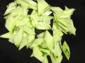 锅里倒少许油，加入切好的青瓜翻炒