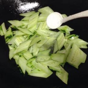 炒至微软加盐炒匀