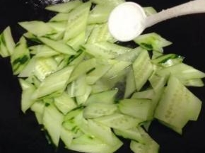 炒至微软加盐炒匀