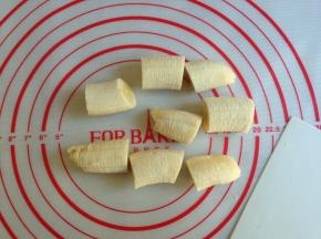 将香蕉切成3厘米左右长的小段