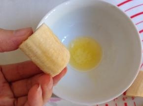 将香蕉段粘上一点融化了的黄油