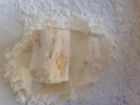 在淀粉上滚一滚，裹上适量的淀粉