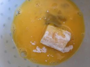 再放到蛋液里滚一下