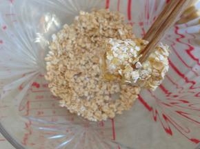 然后放到燕麦片上，滚一滚，很容易粘到燕麦片的