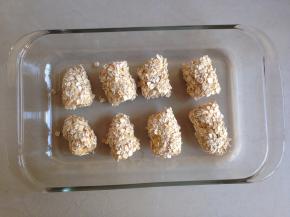 将做好的燕麦香蕉放在玻璃烤盘上