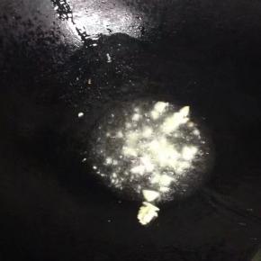 锅里倒入油，加入切好的蒜煸炒