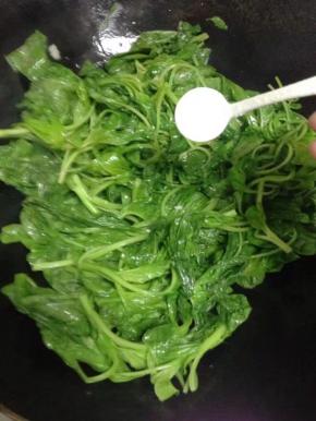 炒至微软加入一小勺白糖翻炒匀