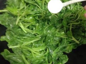 炒至微软加入一小勺白糖翻炒匀