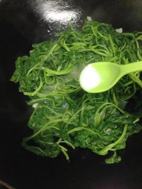 最后加入盐调味即可出锅